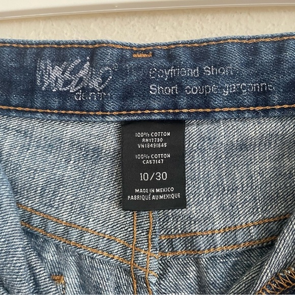 Mossimo Supply Co woman’s Blue Jean Shorts Casual boyfriend short frayed hem - Picture 3 of 6